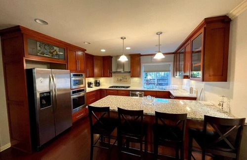 Montebello House | Prime LA Location: Spacious 7-Bedroom Home with Hot Tub