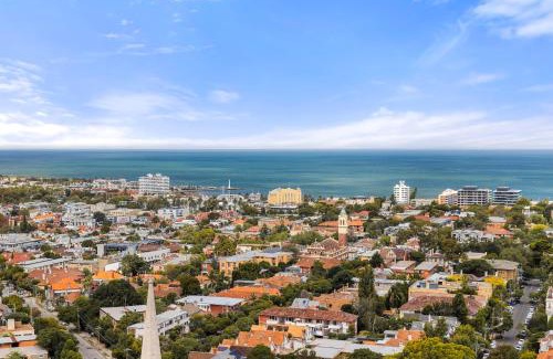 St Kilda Apartment | Prime Location 1-Bedroom Apartment in St Kilda, Rated 9.7