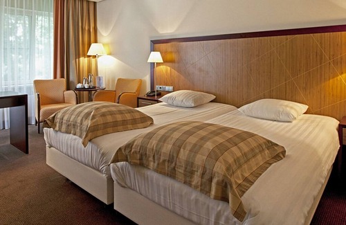 Schelfhorst Hotel | Convenient Location! Outdoor Pool, Free Parking! Close to Groninger Museum