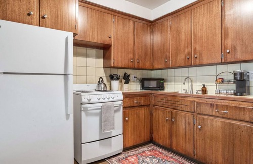 Wyandotte Apartment | Convenient Private Entrance 1 Bedroom in Riverview
