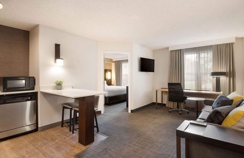 Reno/Tahoe Airport Resort | Convenient Getaway with Free Breakfast & Ocean View Kitchen