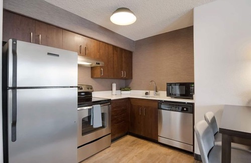 Reno/Tahoe Airport Resort | Convenient Getaway with Free Breakfast & Ocean View Kitchen