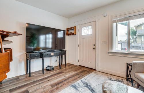 Downtown Los Angeles House | Convenient Los Angeles Retreat about 1 Mi to Downtown!
