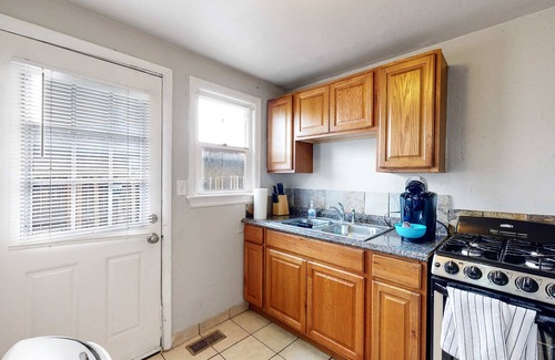 Dupont House | Cozy Denver 1 Bedroom Home Near Sporting Goods Park