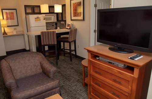 Vance Jackson Apartment | Pet-Friendly Getaway with Full Kitchens & Free Breakfast