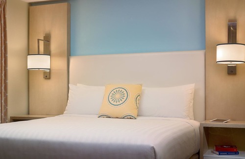 Westlake Hotel | Convenient Stay in Westlake: Kitchen, Pool & Pet-Friendly