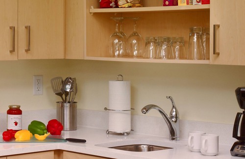Westlake Hotel | Convenient Stay in Westlake: Kitchen, Pool & Pet-Friendly