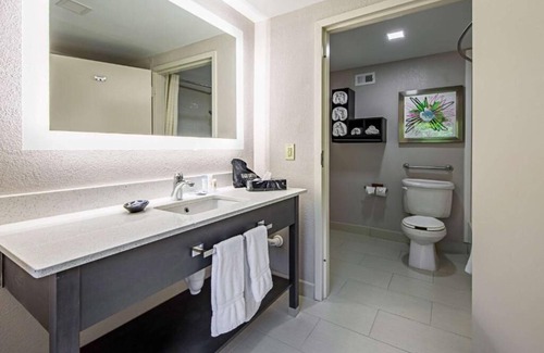 Clemson Hotel | Prime Location Stay near Downtown Pendleton for Business Trips