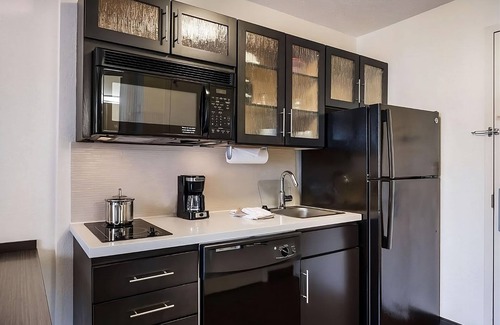 North Olmsted Hotel | Convenient Getaway! Pet-Friendly Near Little Clague Park