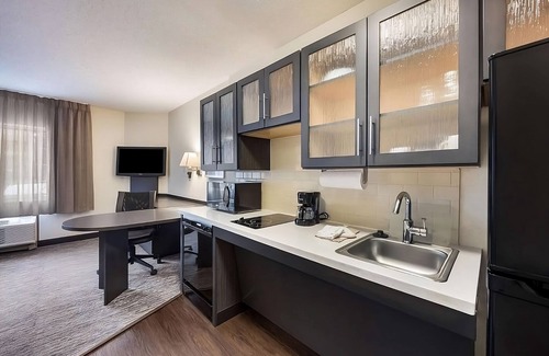 North Olmsted Hotel | Convenient Getaway! Pet-Friendly Near Little Clague Park