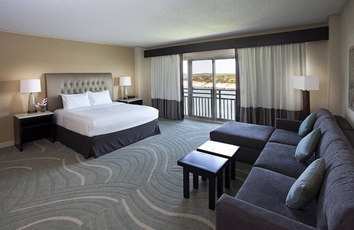 Lakeway Hotel | Relaxing Lakeview Room with Pool and Free Parking Awaits!