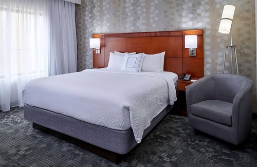 Indianapolis Hotel | Ideal Getaway Near Kawachinagano Garden with Pool Access