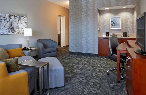 Indianapolis Hotel | Ideal Getaway Near Kawachinagano Garden with Pool Access