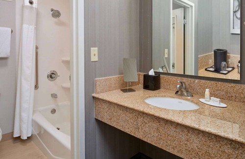 Indianapolis Hotel | Ideal Getaway Near Kawachinagano Garden with Pool Access