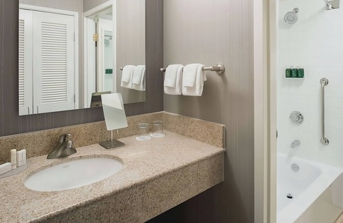 Bridle Trails Hotel | Convenient Hotel Stay Near Volunteer Park with Pool Access