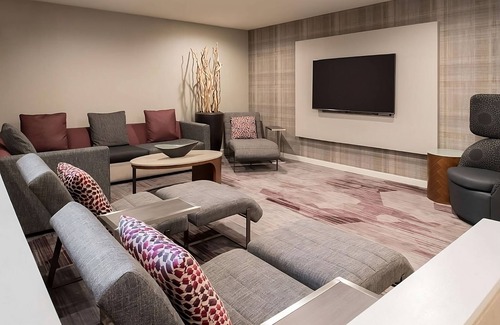 Bridle Trails Hotel | Convenient Hotel Stay Near Volunteer Park with Pool Access