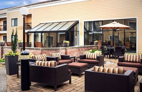 Bridle Trails Hotel | Convenient Hotel Stay Near Volunteer Park with Pool Access