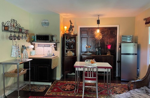 White River Junction Apartment | Ideal Stay: Pet-Friendly with Ocean Views & Spa Access