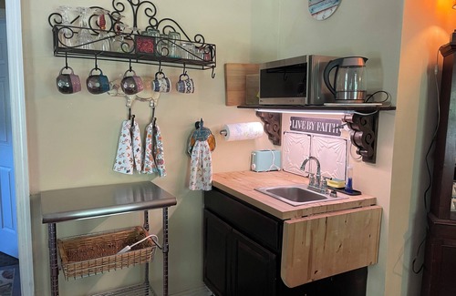 White River Junction Apartment | Ideal Stay: Pet-Friendly with Ocean Views & Spa Access
