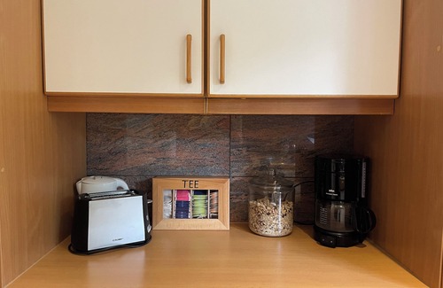 Zwingenberg Apartment | Prime Location Executive Apartment with Breakfast & Kitchen