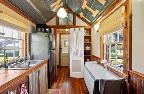 West Oak Hill House | Conveniently Located Tiny Cabin with Breakfast in Oak Hill