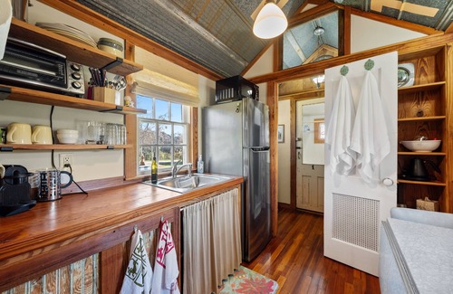 West Oak Hill House | Conveniently Located Tiny Cabin with Breakfast in Oak Hill