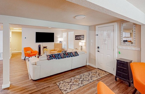 Leander House | Conveniently located cottage with on-site boat parking & EV charger