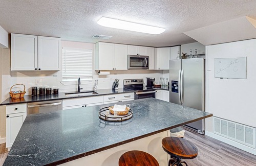 Leander House | Conveniently located cottage with on-site boat parking & EV charger