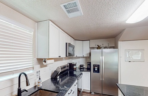 Leander House | Conveniently located cottage with on-site boat parking & EV charger