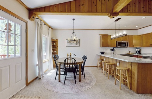 Donner Lake Woods House | Conveniently located home with fully stocked kitchen, w/d, fast wifi & loft