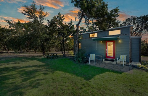 West Oak Hill House | Cozy Tiny Home Retreat with Kitchen & Breakfast in Oak Hill