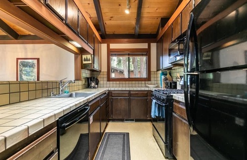 Tahoe City House | Convenient Chinquapin Townhome with Breakfast Included