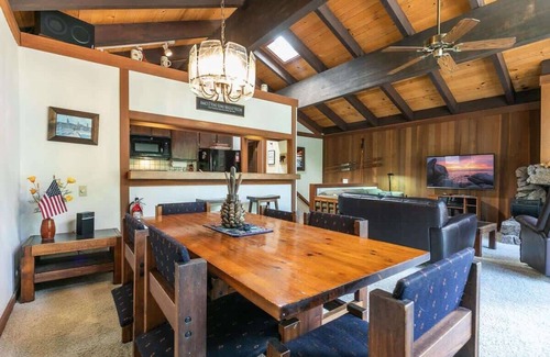 Tahoe City House | Convenient Chinquapin Townhome with Breakfast Included