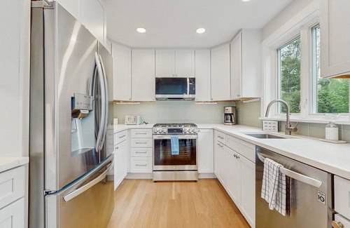 Wellfleet House | Renovated Cottage with Ocean View & Chef's Kitchen Escape