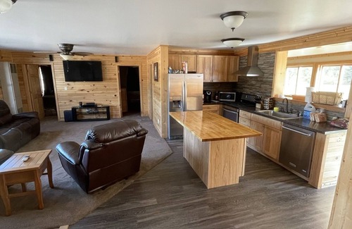 Shingleton House | Secluded Cabin Retreat with Child-Friendly Amenities