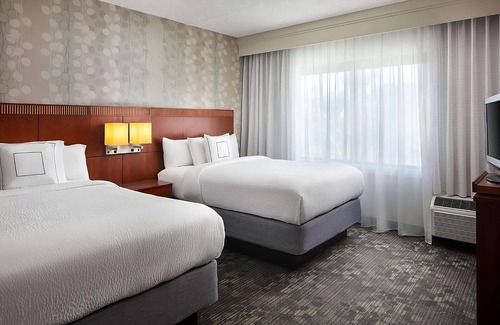 Laguna Hills Resort | Convenient Hotel Near Heisler Park with Pet-Friendly Perks
