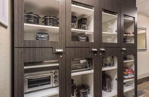 Warrenville Resort | Convenient Studio Queen with Full Kitchen Near Transport