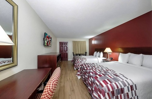 Ellenton Hotel | Convenient Stay with Pool, Pet-Friendly and Easy Transit