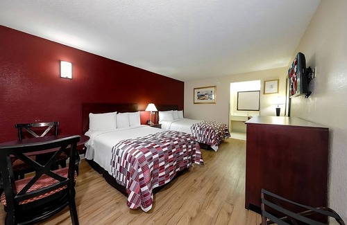 Ellenton Hotel | Convenient Stay with Pool, Pet-Friendly and Easy Transit