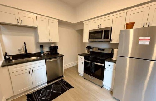 Victorian Village House | Convention - King Bed - Short North - Free Parking