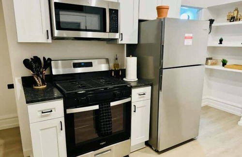 Victorian Village House | Convention - King Bed - Short North - Free Parking