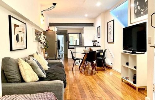 Seddon Apartment | Stylish Converted Warehouse Apartment Near CBD