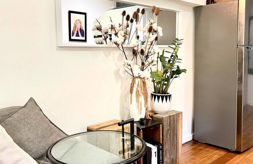 Seddon Apartment | Stylish Converted Warehouse Apartment Near CBD