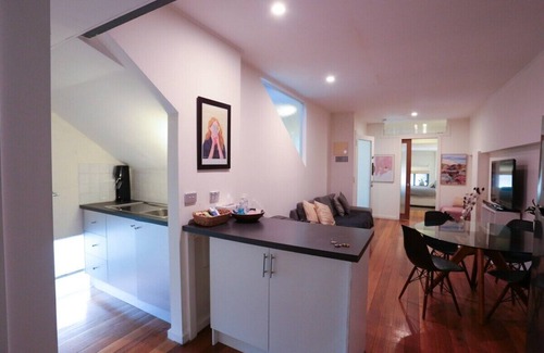 Seddon Apartment | Stylish Converted Warehouse Apartment Near CBD