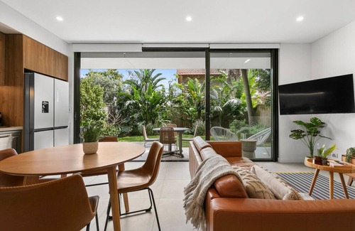 Coogee Apartment | Beachside Coogee Retreat with Ocean Views & Pet-Friendly Stay
