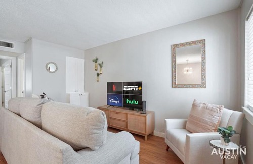 Hyde Park Apartment | Gather and Cook in a Pet-Friendly 4-Star Apartment