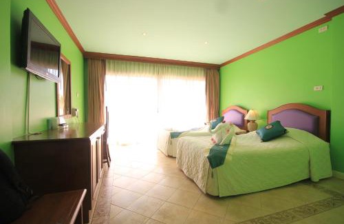 Ko Chang Hotel | Oceanfront Cookies Hotel: Family-Friendly with Pool Access