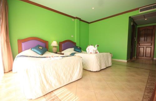 Ko Chang Hotel | Oceanfront Cookies Hotel: Family-Friendly with Pool Access
