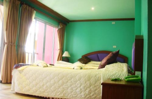 Ko Chang Hotel | Oceanfront Cookies Hotel: Family-Friendly with Pool Access