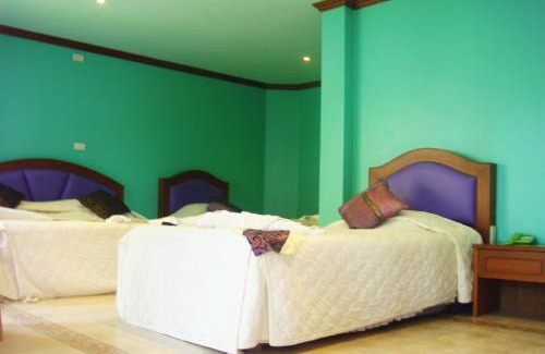 Ko Chang Hotel | Oceanfront Cookies Hotel: Family-Friendly with Pool Access